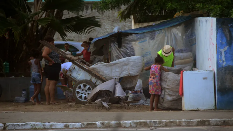 Moradores na rua em praça de Maceió - (Imagem: Beto Macário/UOL)