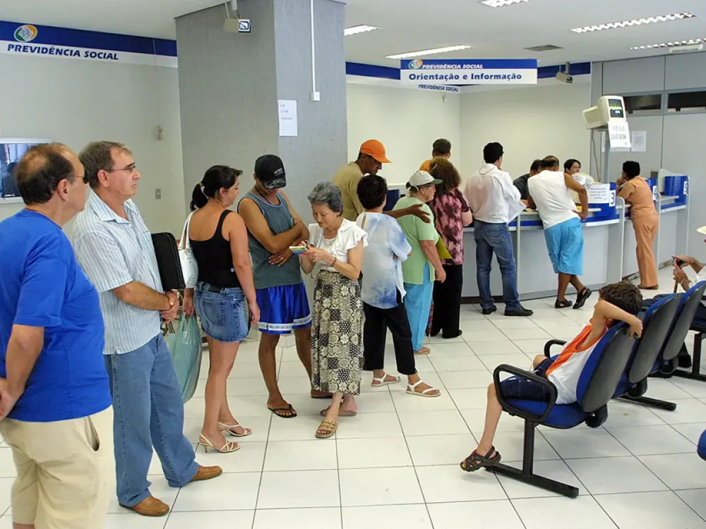 Sem verba, INSS suspende programa para reduzir fila da aposentadoria