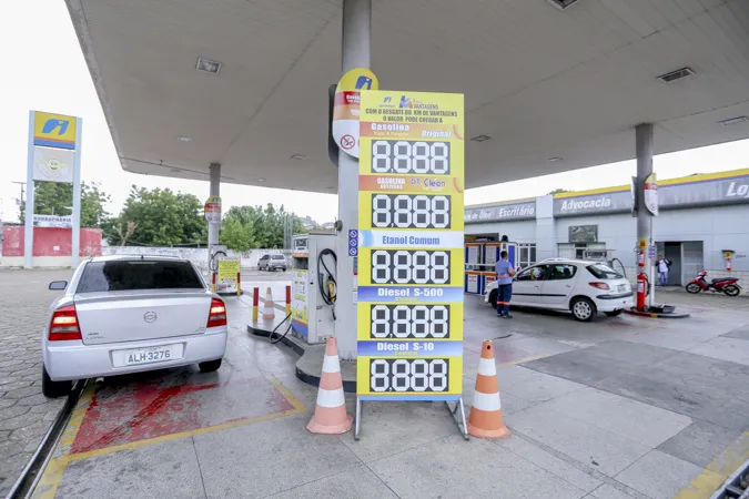 Preço da gasolina sobe em outubro mesmo com redução da Petrobras