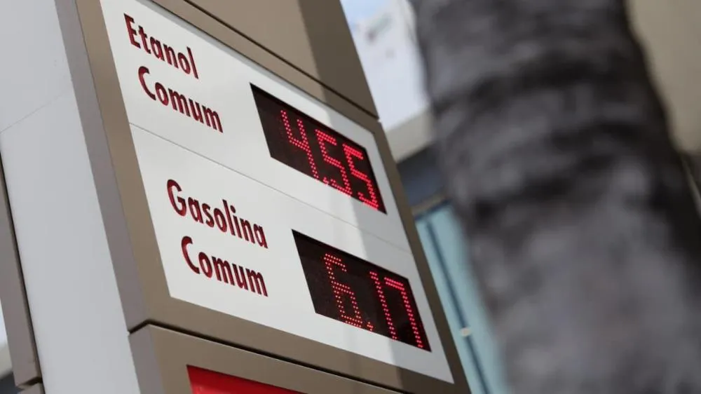 Preço da gasolina cai nas distribuidoras mas não chega ao consumidor