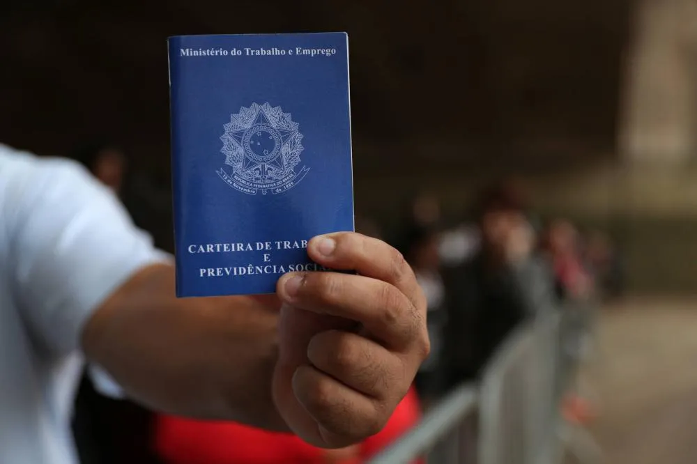 5,5 milhões de CLTs migram direto para regime de PJs, e governo suspeita de fraude