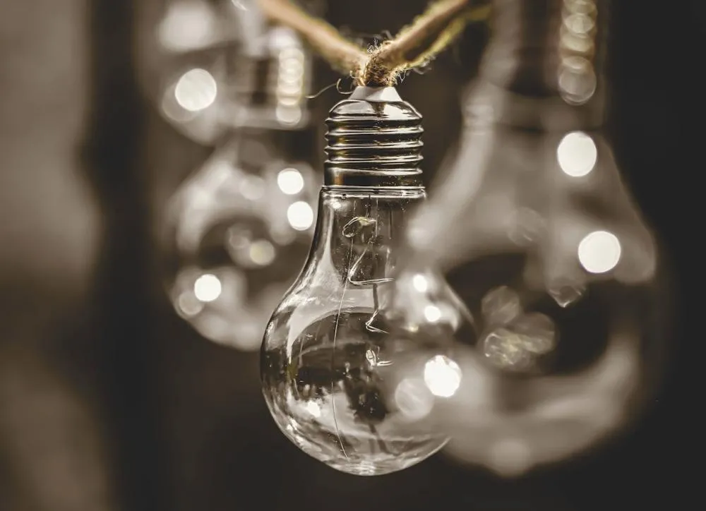 Conta de luz pode ficar mais barata para quem usa energia fora do pico