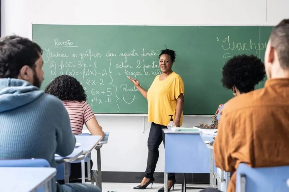 Governo regulamenta Bolsa Mais Professores com pagamento de R$ 2,1 mil mensais