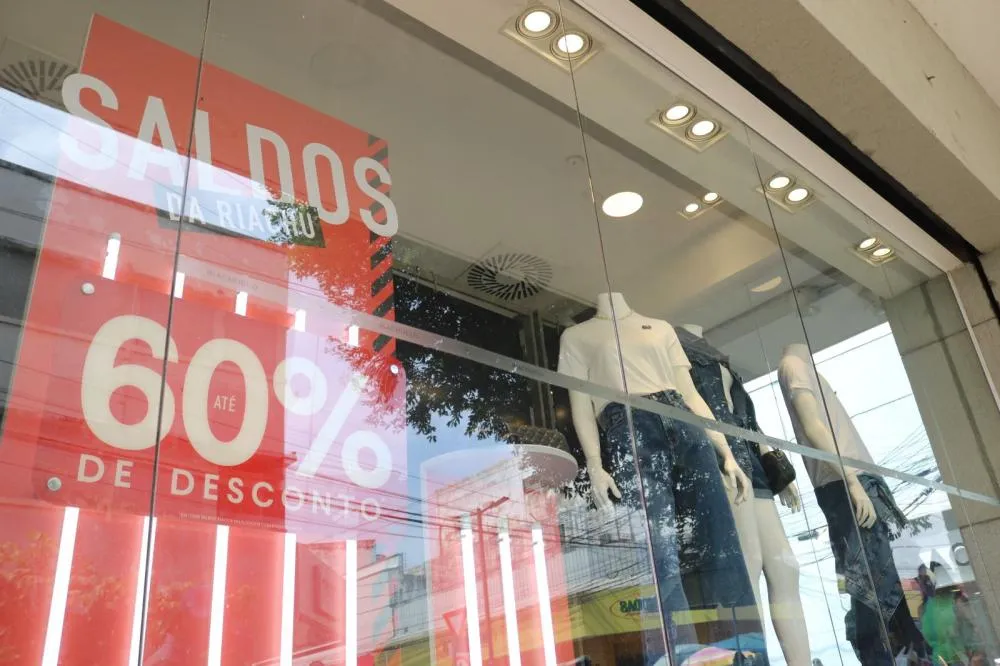 Grupos de WhatsApp e sites falsos aumentam risco de golpes; especialistas alertam consumidores