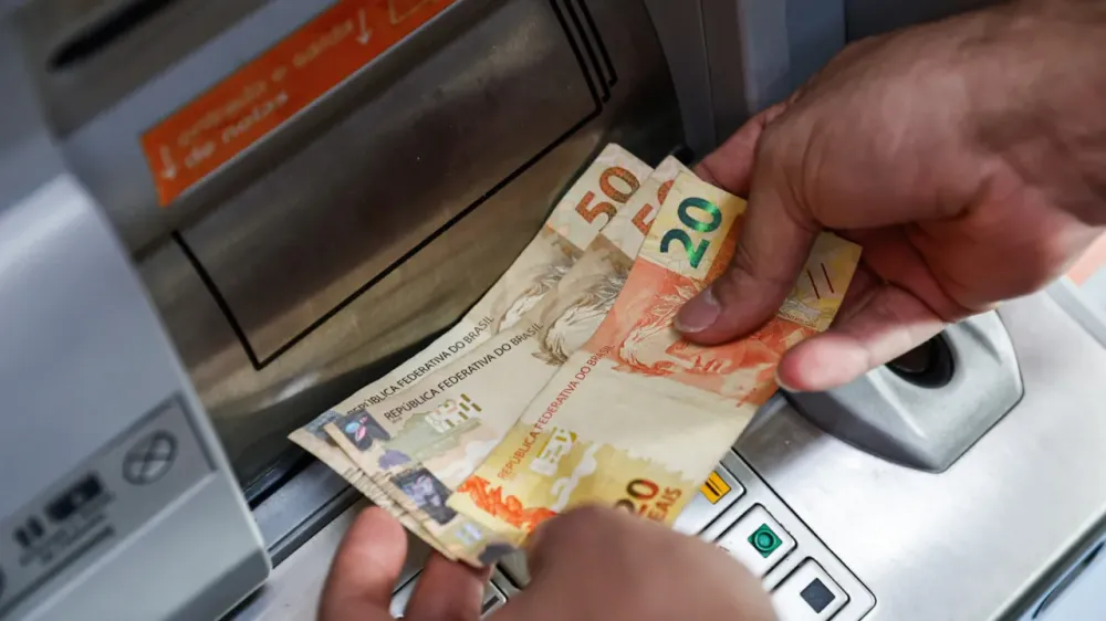 Trabalhadores recebem a primeira parcela do 13º até esta sexta-feira (28)