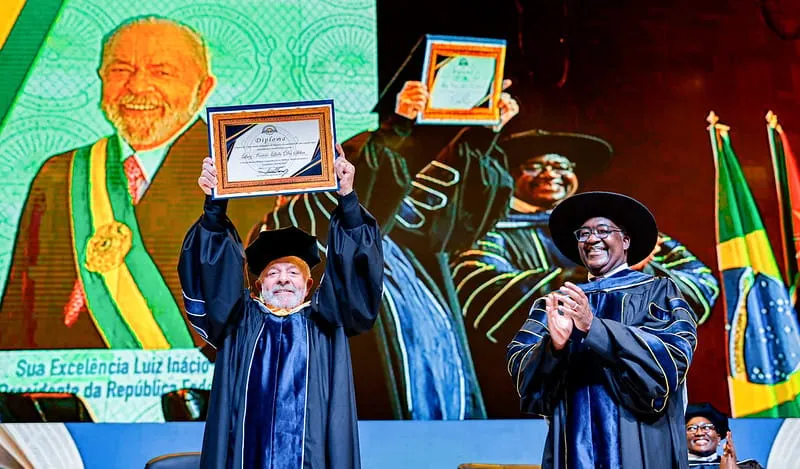 Lula se torna brasileiro com mais títulos doutor honoris causa