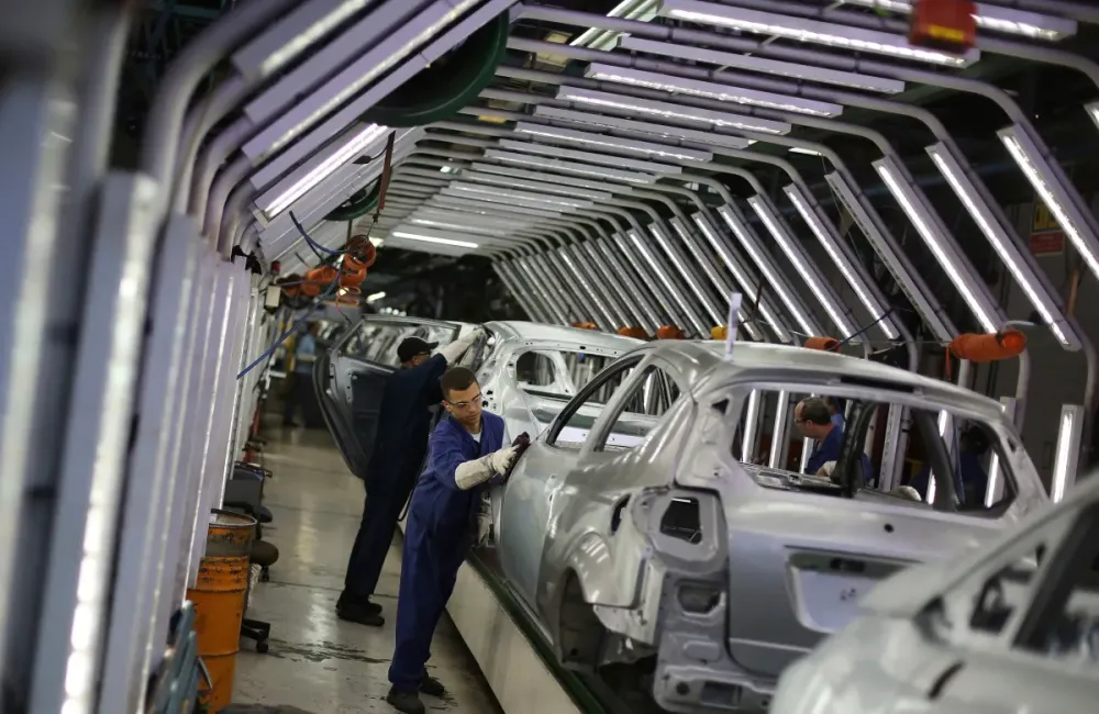 Governo avalia elevar tarifas para carros e aço para fechar contas em 2026