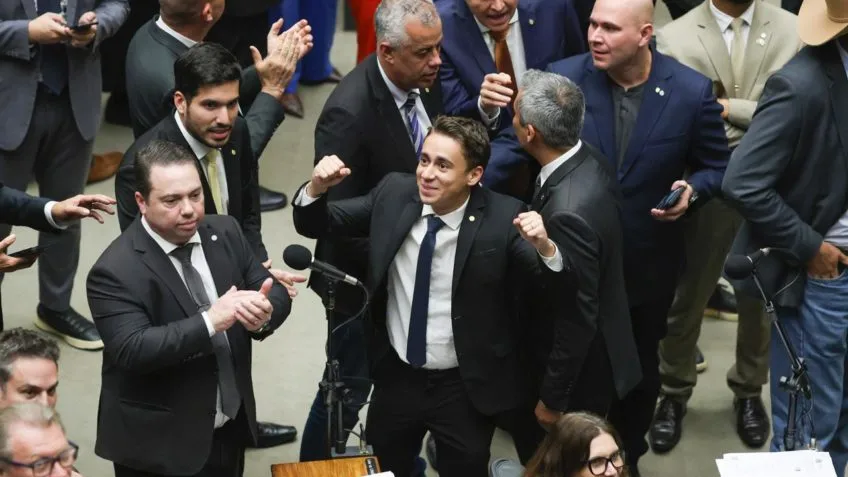 Câmara aprova reduzir penas de Bolsonaro e de presos do 8 de Janeiro