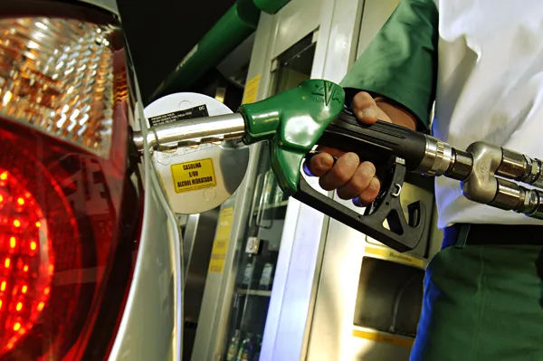 Petrobras anuncia redução de 5,2% no preço da gasolina para distribuidoras