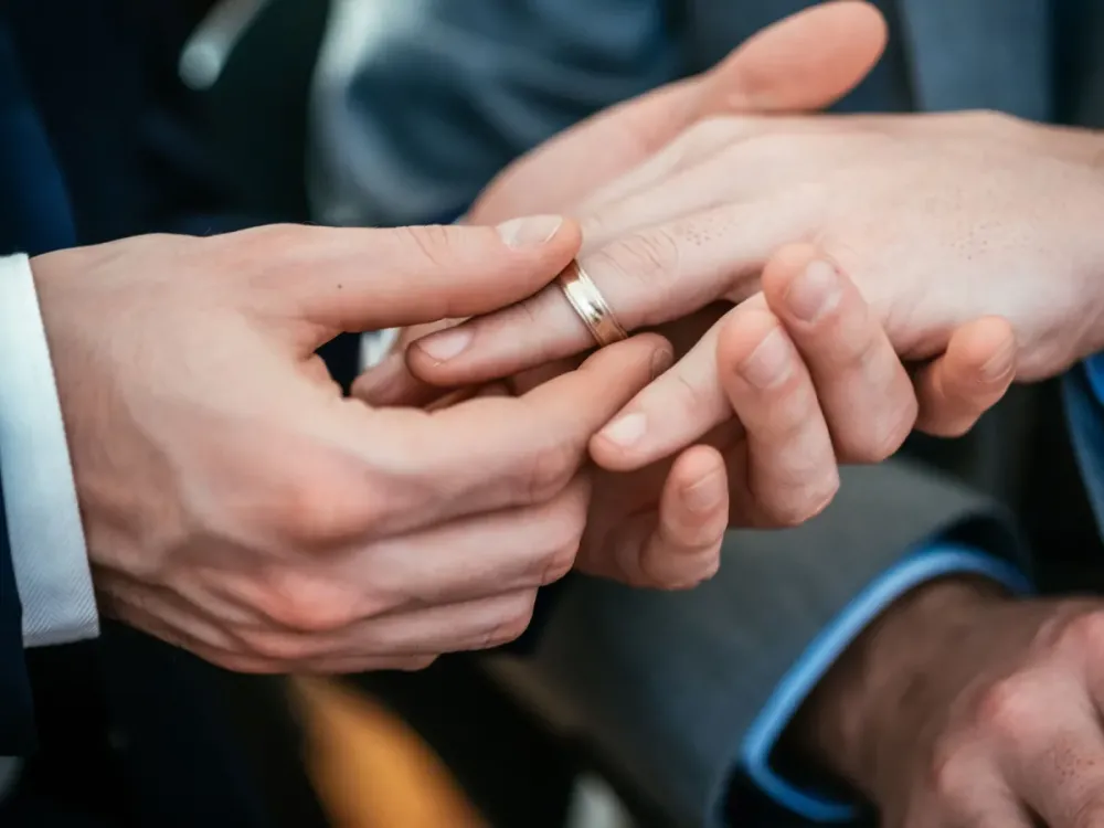 Apoio ao casamento gay vai a 52% e bate recorde, diz PoderData