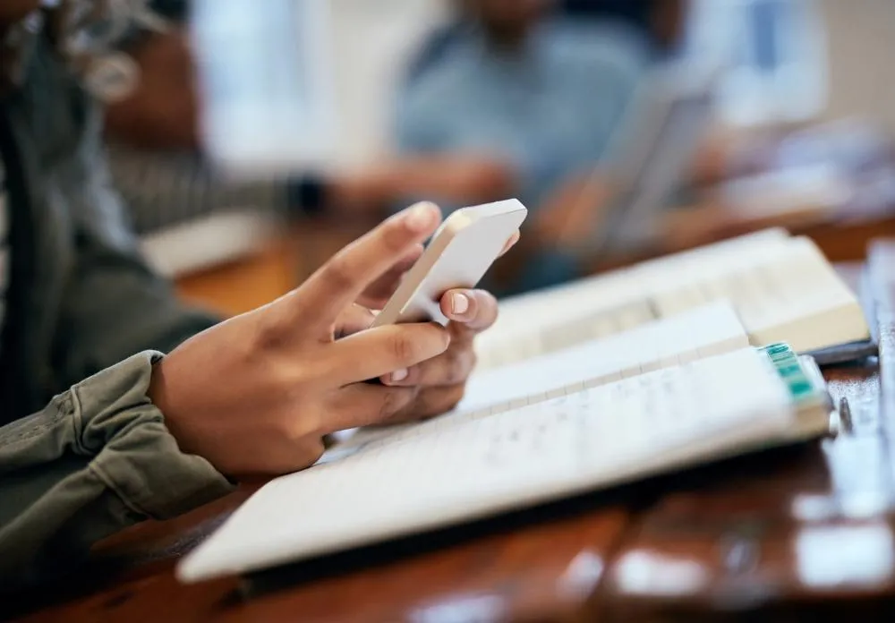 Com celular, faculdade tem cara de escola, com aluno sem foco e professor implorando atenção