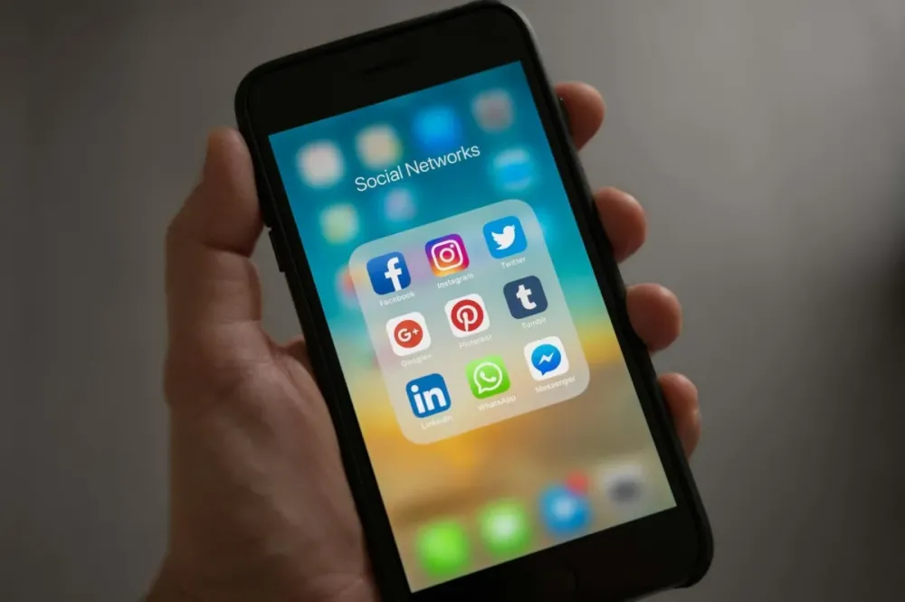 Deputado propõe proibir redes sociais para menores de 16 anos