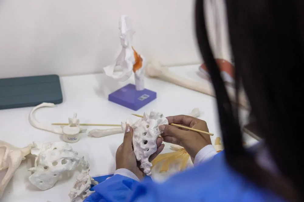 Alunos de cursos de medicina privados vão pior que os da rede pública em 94% das questões do Enamed