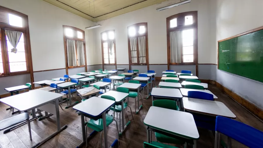 Ensino médio registra queda de 425 mil alunos, aponta Censo Escolar 2025