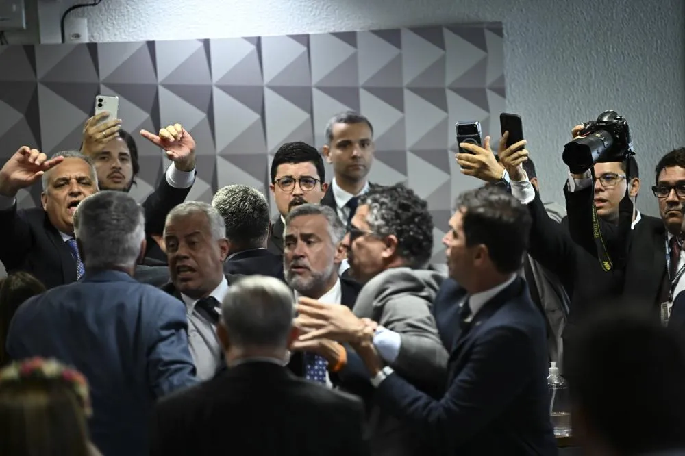 Cerco a Lulinha e quebra de sigilo pela PF pressionam governo às vésperas de campanha eleitoral
