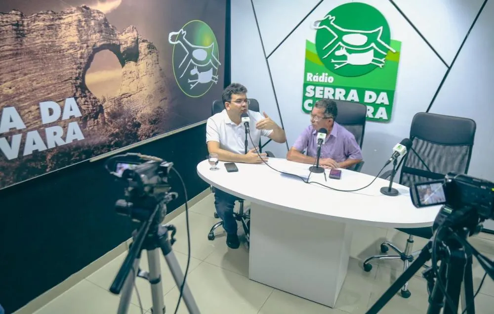 Rafael Fonteles concede entrevista à Rádio Serra da Capivara - Foto: João Allb