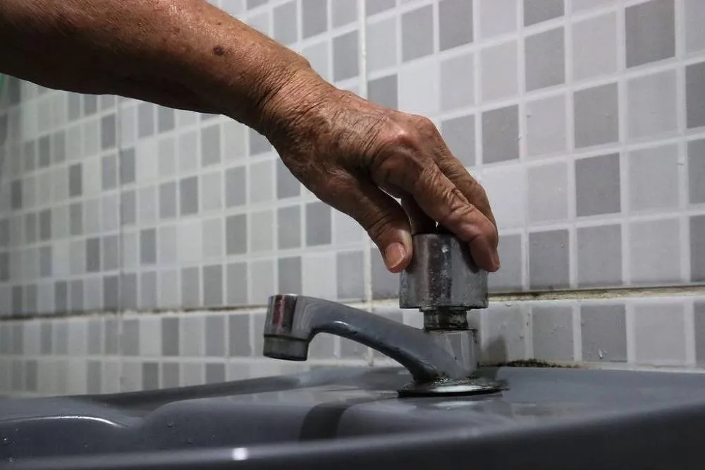 Conta de água subirá 18% com reforma tributária, diz associação 