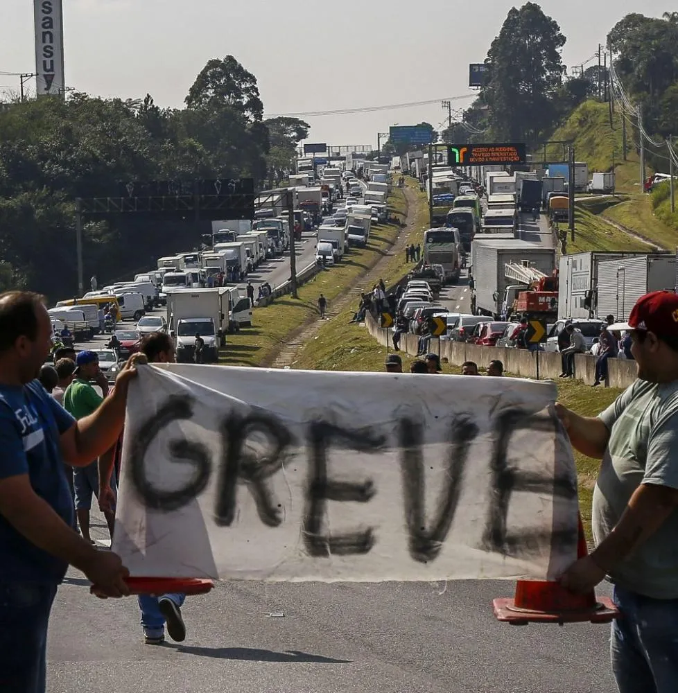 Caminhoneiros articulam greve nacional em reação à alta do diesel