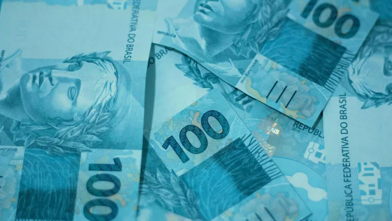 Endividamento avança com impulso do crédito consignado
