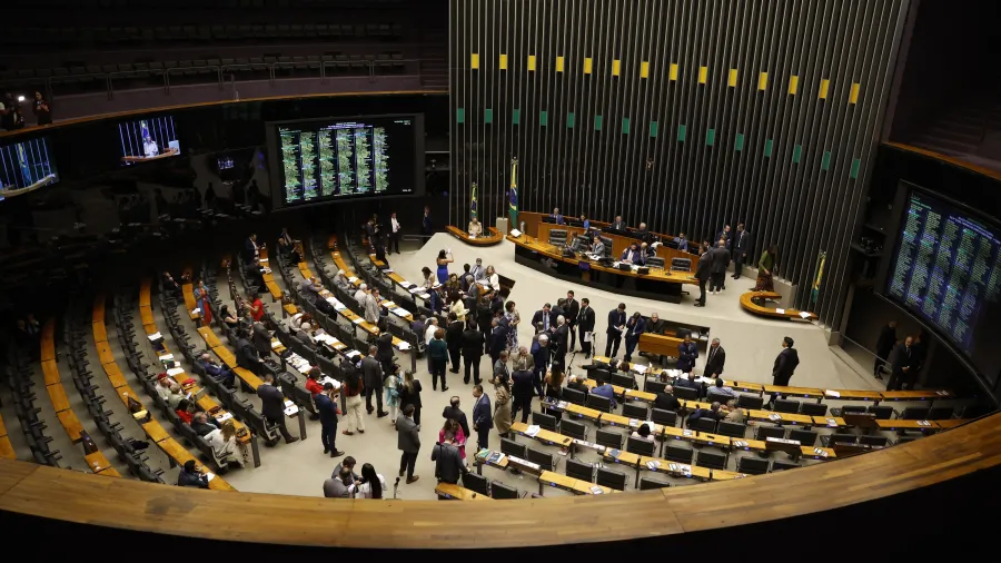 Em ano eleitoral, deputados aceleram gastos com autopromoção