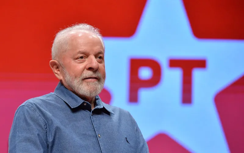 Eleitor atolado em dívidas é problema para Lula