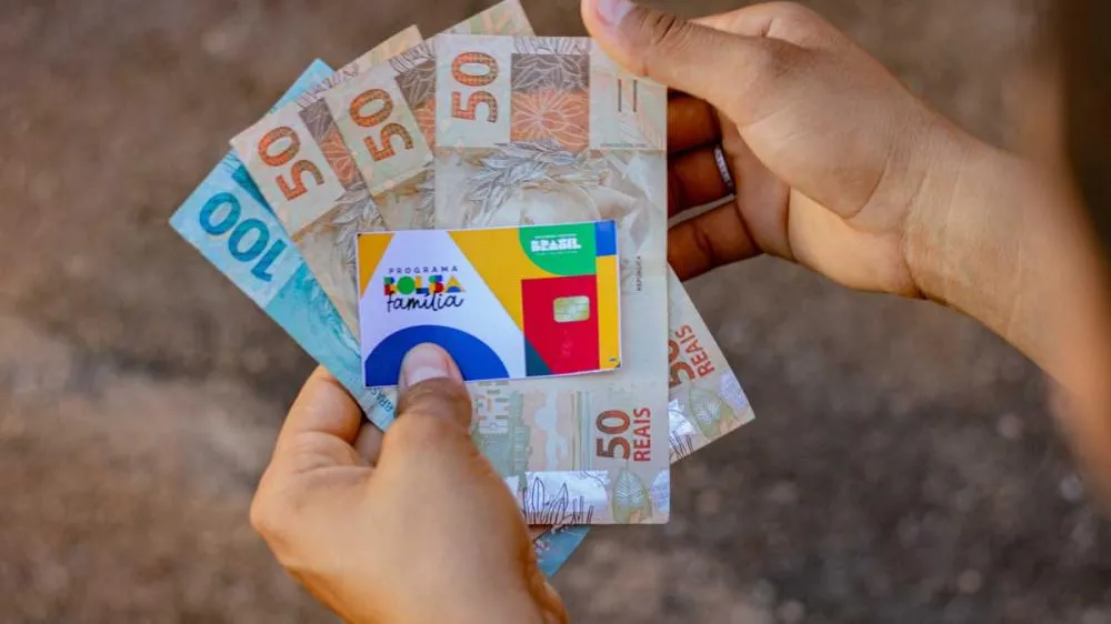 Dependência do Bolsa Família na economia para de cair
