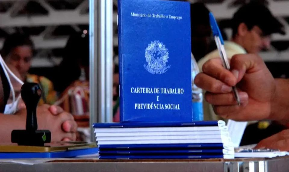 895 mil famílias ganham mais com auxílios do que trabalhando