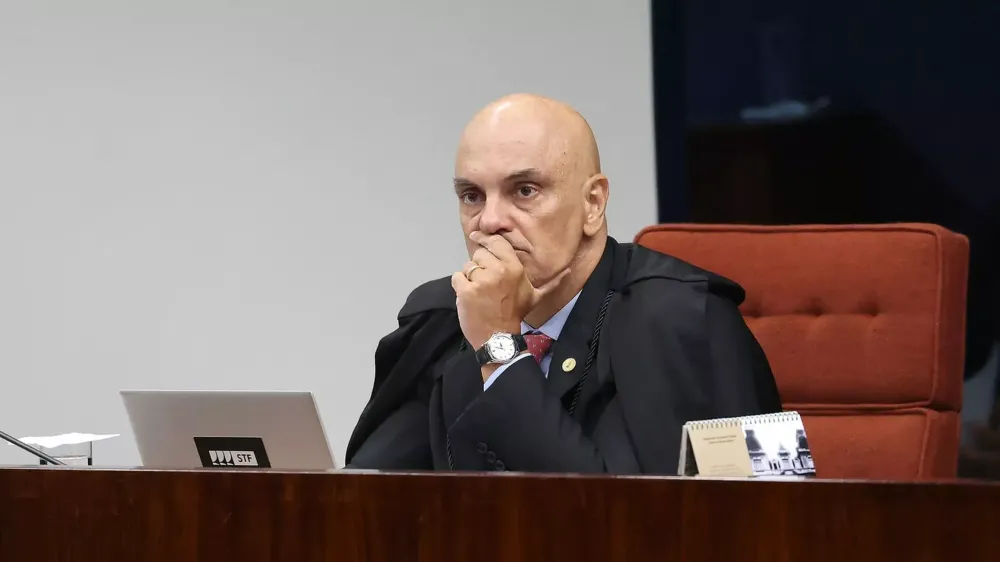 Moraes manda PF apurar se Flávio Bolsonaro cometeu crime contra Lula