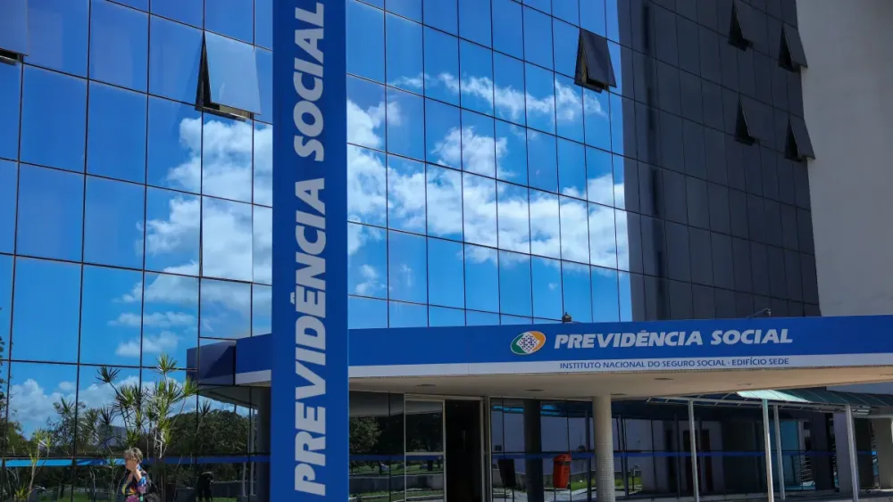 INSS paga primeira parcela do 13º salário nesta sexta-feira; confira datas