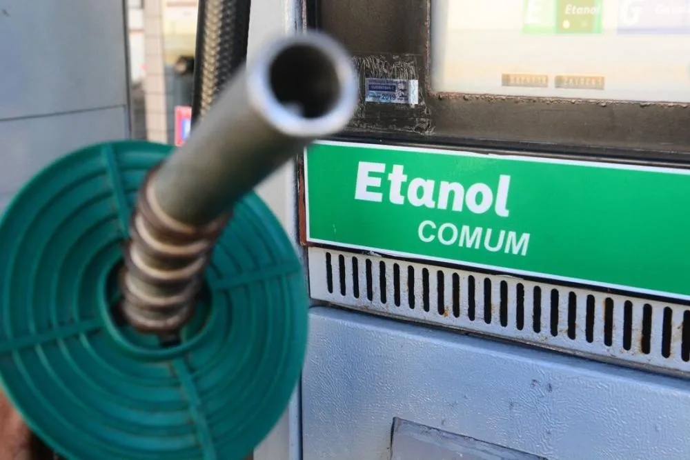 Governo decide aumentar mistura do etanol na gasolina, em nova medida contra crise