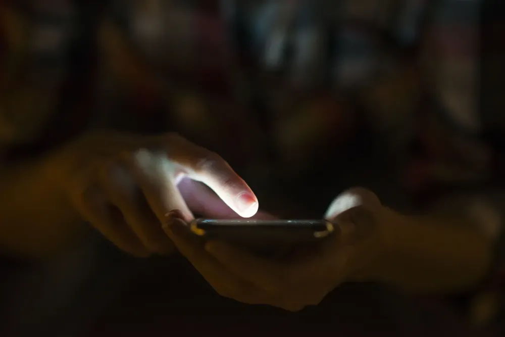 Celulares roubados impulsionaram em 340% crime digital no país, diz estudo
