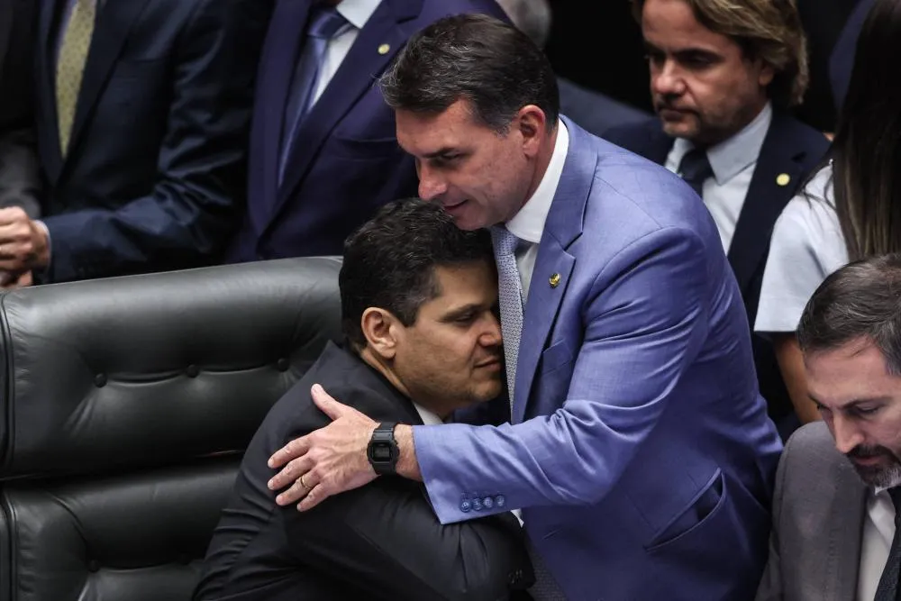 Congresso derruba veto de Lula a projeto que reduz pena de Bolsonaro