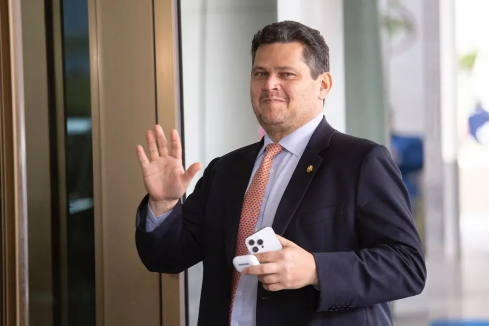 Alcolumbre sinaliza à oposição pautar impeachment de ministros do STF por apoio à reeleição