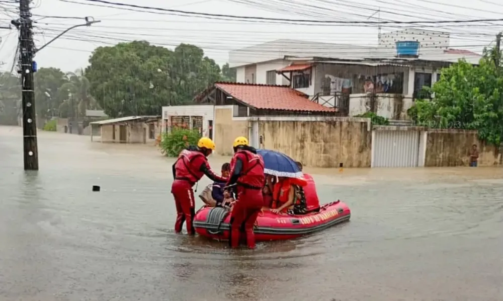 Chuvas deixam mais de 2.190 fora de casa em PE, com quatro mortes e 489 pessoas resgatadas