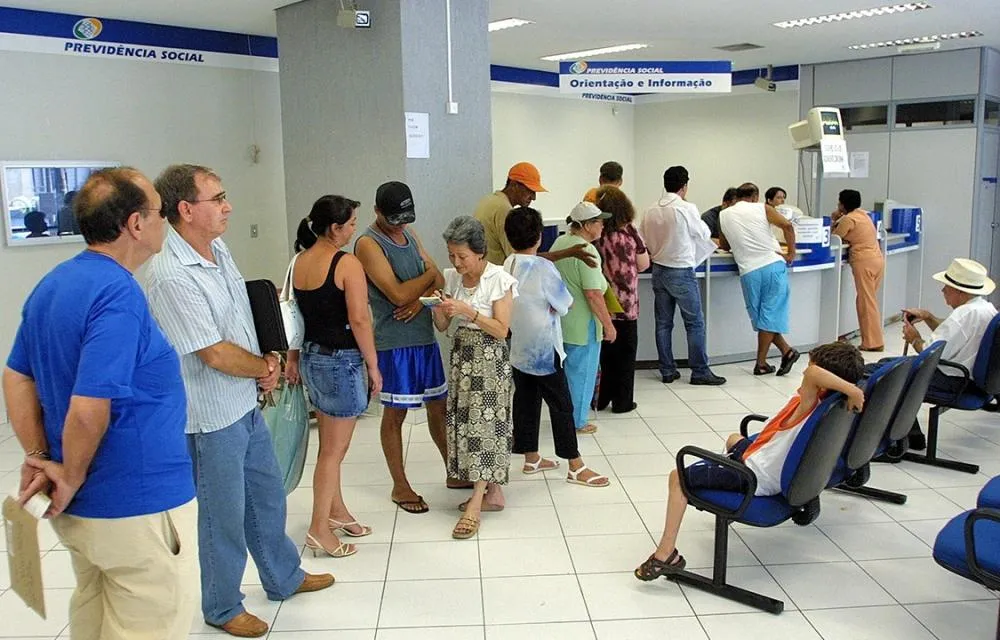 Justiça impõe prazo e ameaça multa de R$ 5 milhões por filas do INSS no Piauí