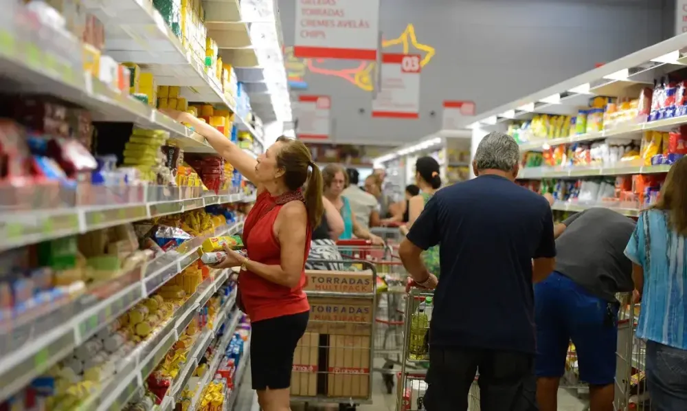 Inflação desacelera para 0,67% em abril; alimentos e remédios pressionam
