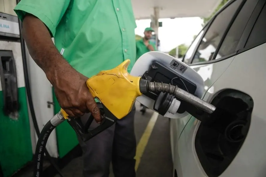 Governo cria subsídio para tentar frear alta da gasolina