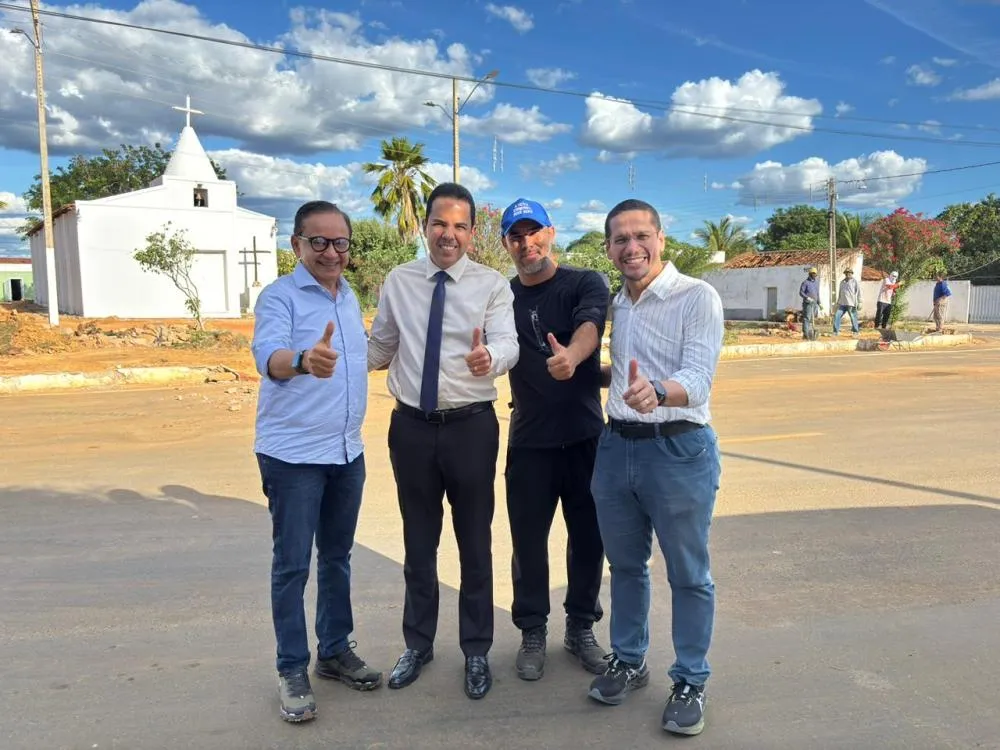 Dr. Hélio acompanha obra de reforma da Praça São José em Coronel José Dias - Foto: ASCOM