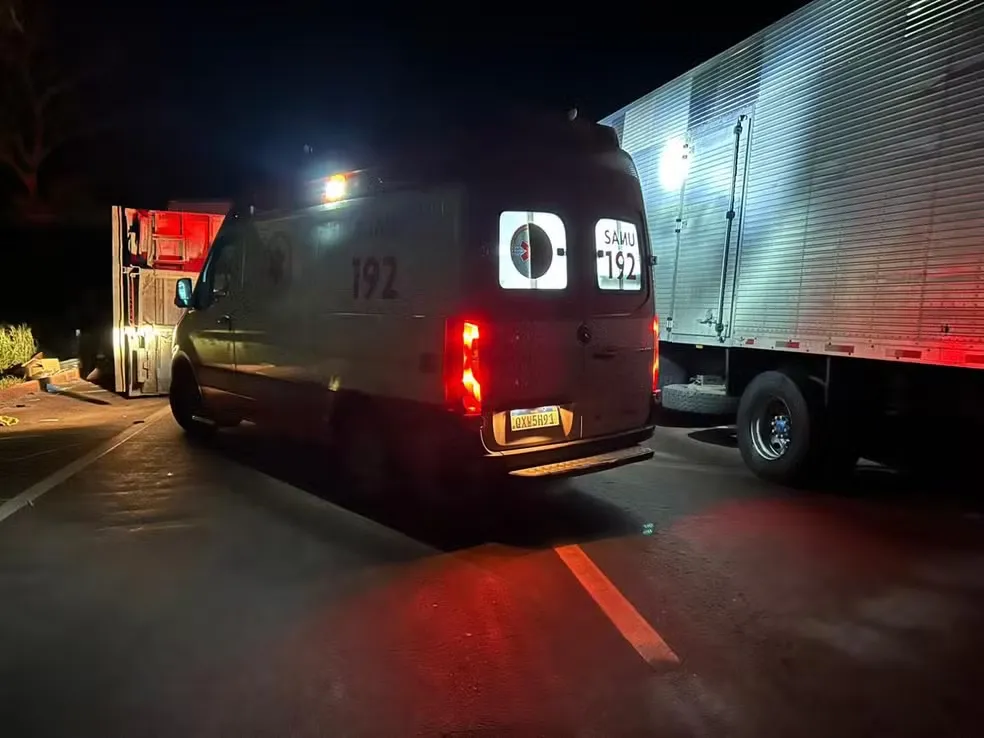 Ambulância do Samu em atendimento a acidente (imagem de arquivo) — Foto: SAMU