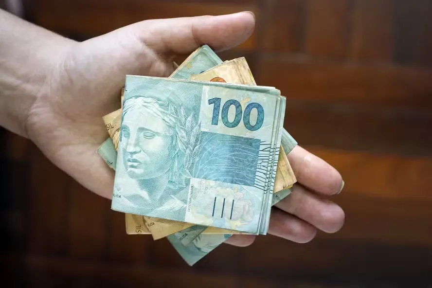 Brasileiro trabalha cinco meses do ano para pagar imposto em 2026