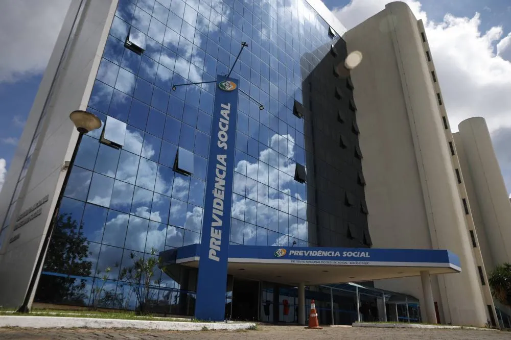 Governo quer evitar desgaste com fila do INSS e prevê zerar pedidos represados antes das eleições