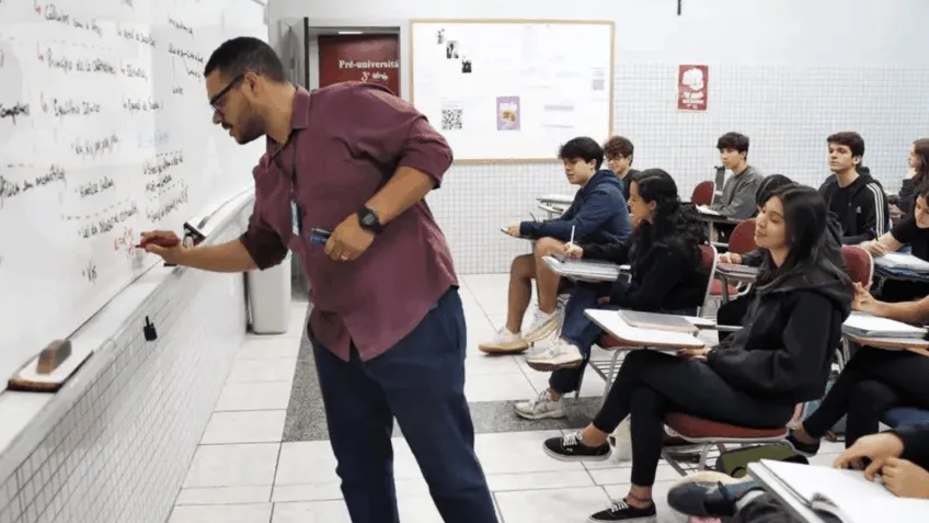 Lula sanciona piso salarial para professores da educação básica