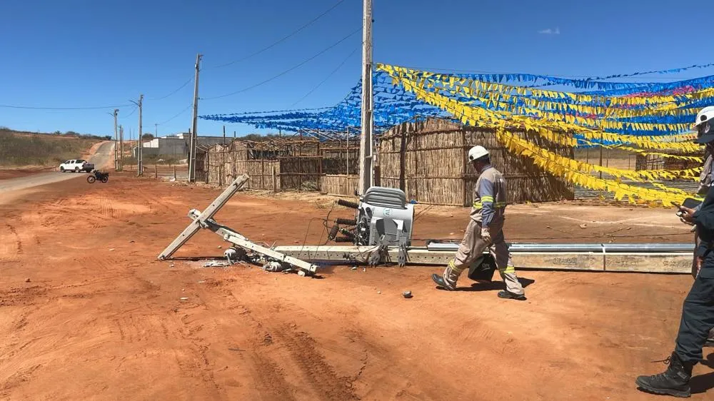 Acidente com caminhão da Casa dos Ventos em área dos festejos gera prejuízos e preocupação em Dom Inocêncio