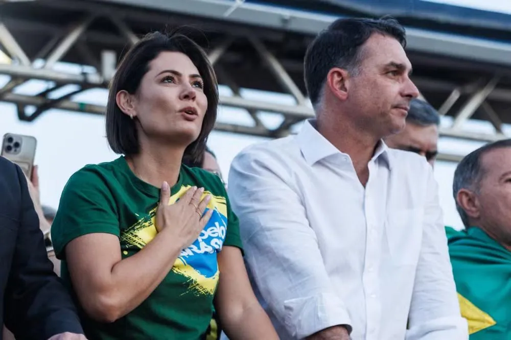 Michelle critica Flávio Bolsonaro e diz que foi maltratada: 'Entendi que não queria meu apoio'
