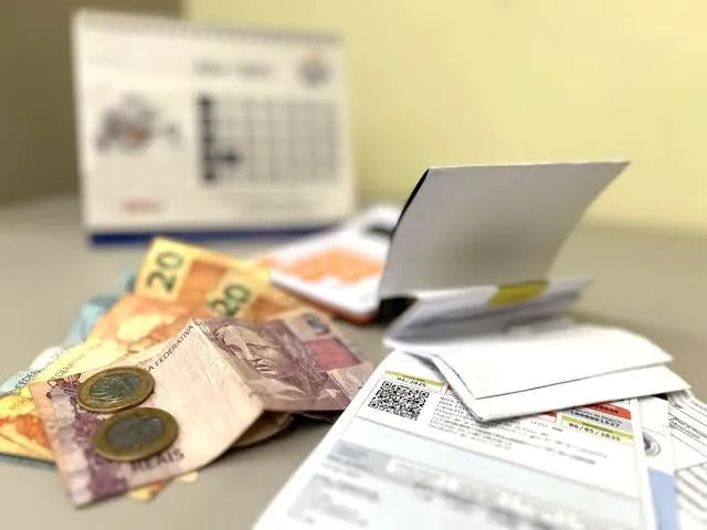 Aneel aprova reajuste na transmissão de energia e prevê alta na conta de luz