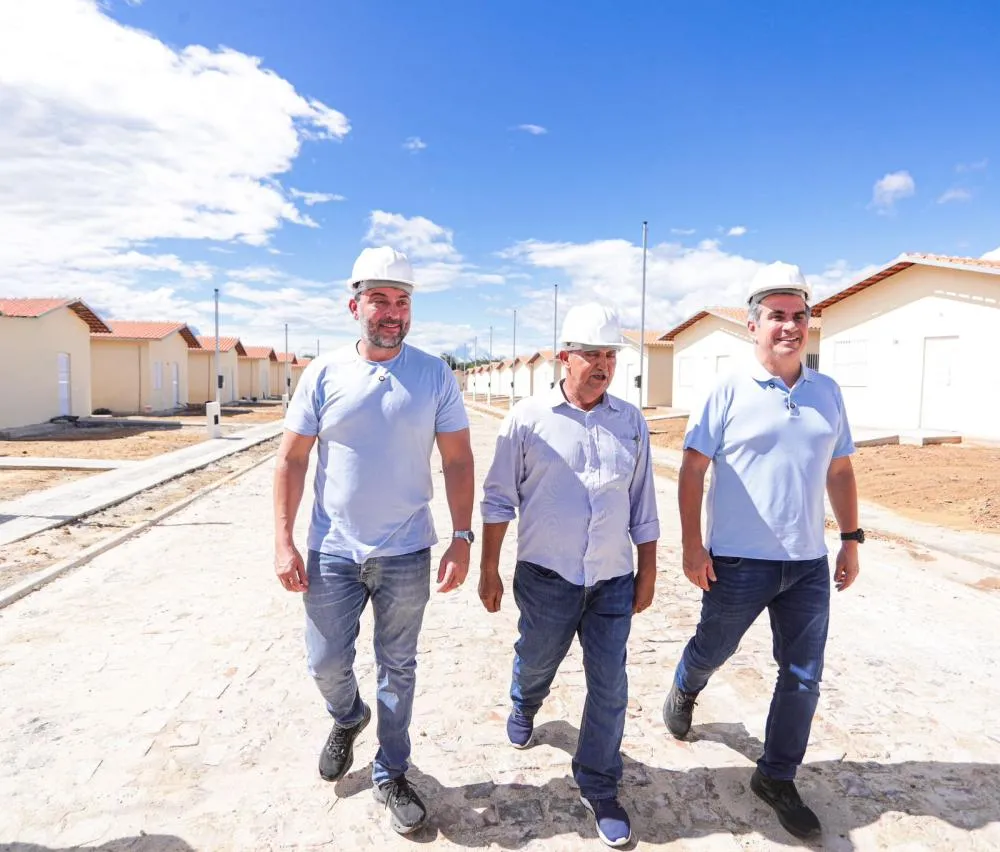 Ciro beneficia população ao inaugurar obras e anunciar entrega de 90 casas em Batalha