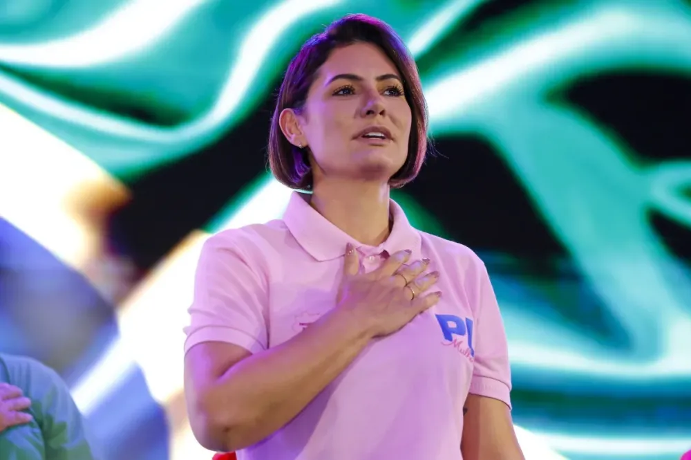 Michelle vira alvo de bolsonaristas após elogiar programa lançado por Lula