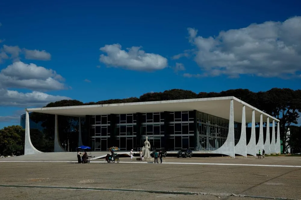 Tribunais descumprem decisão do STF sobre penduricalhos e pagam salários de até R$ 495 mil a juízes