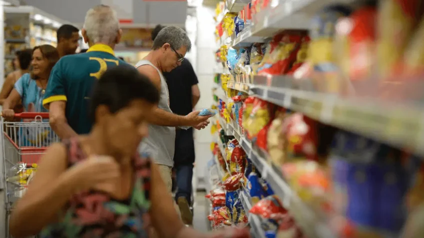 Consumo em lares brasileiros sobe 3,93% em maio ante 2025