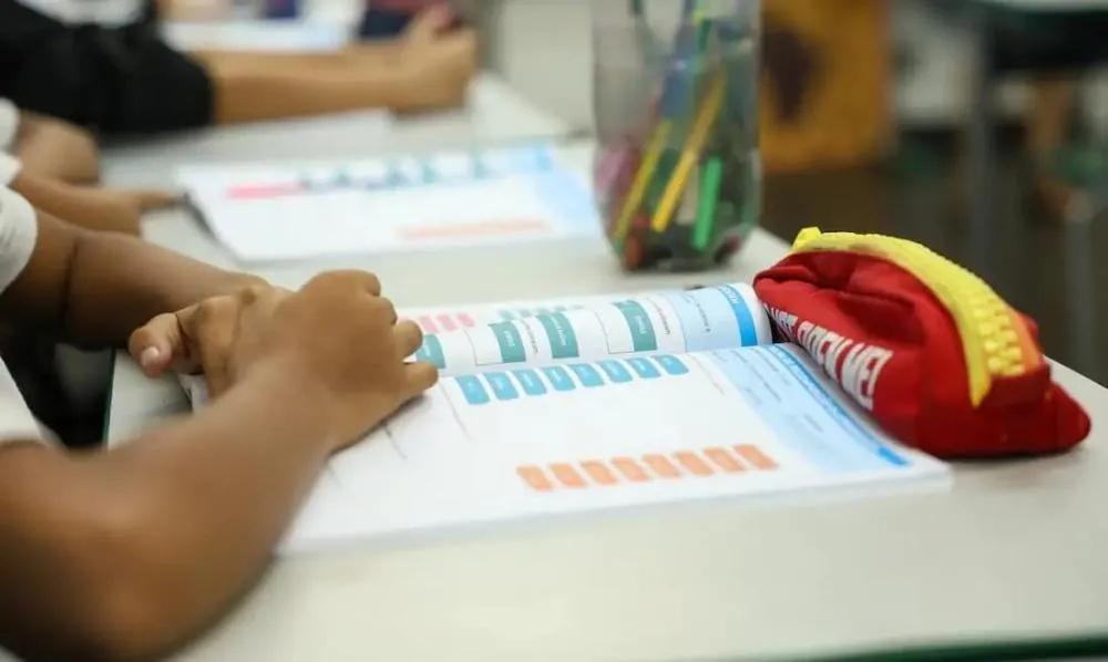 Lula sanciona lei que inclui educação política no currículo escolar